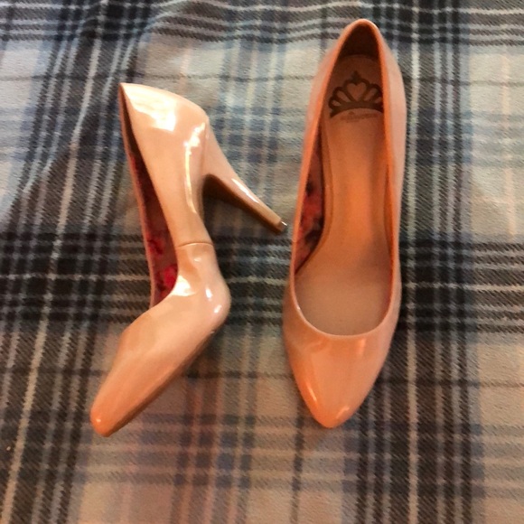 Fergalicious Nude Heels - Picture 1 of 1